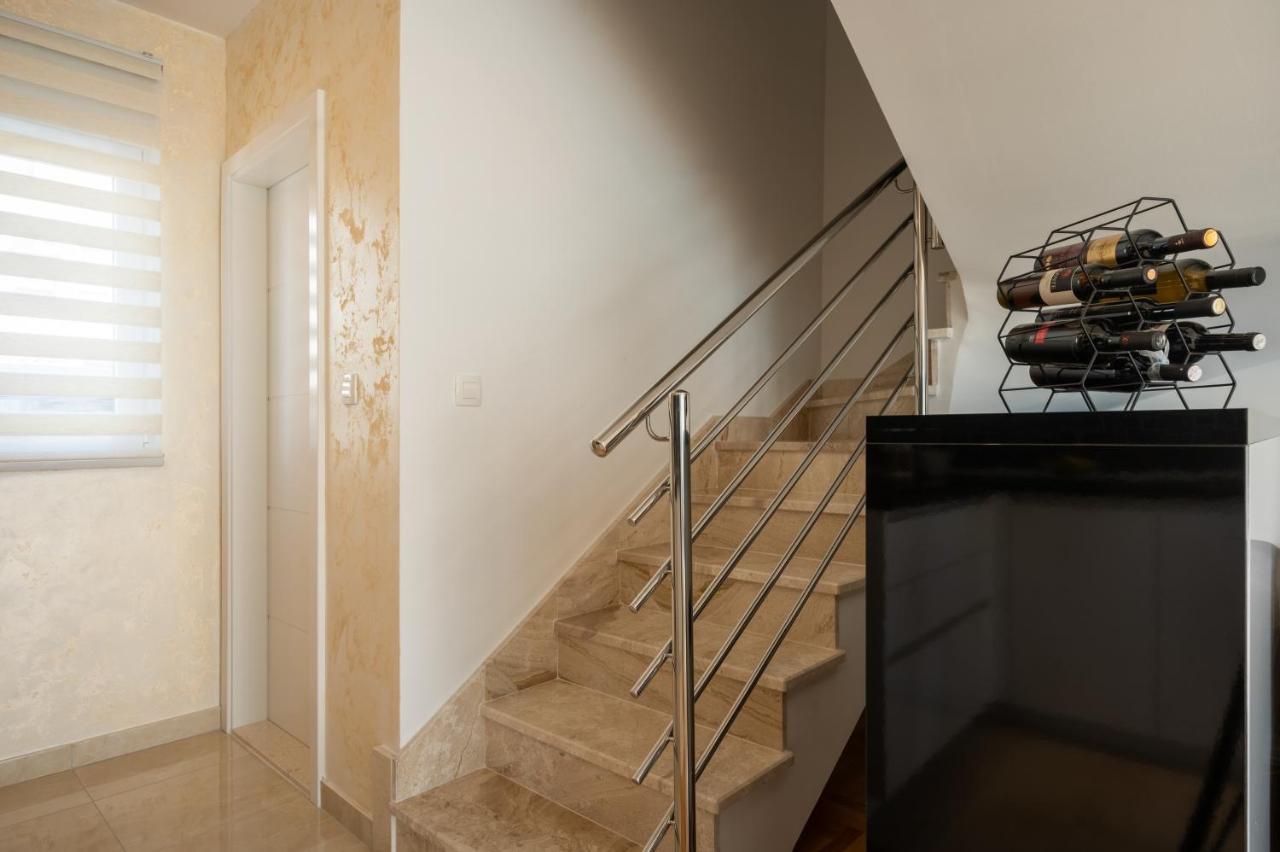 Apartment Tikvarin, Kastel Kambelovac Kaštela Exterior foto